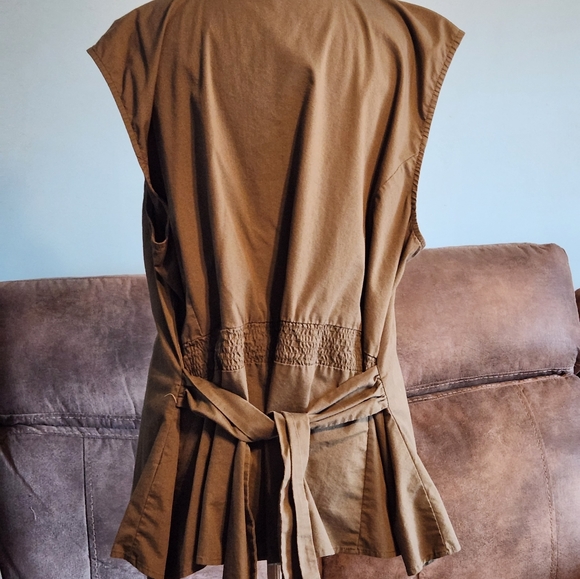 Cato 26-28, Olive green button up sleeveless blouse w collar - Picture 3 of 4